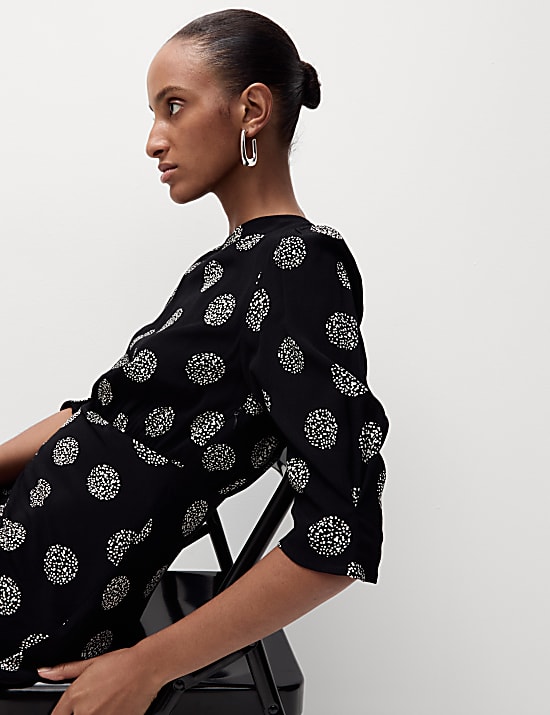 שמלה באורך מידקסי בגזרה ישרה וצמודה עם צווארון עגול והדפס