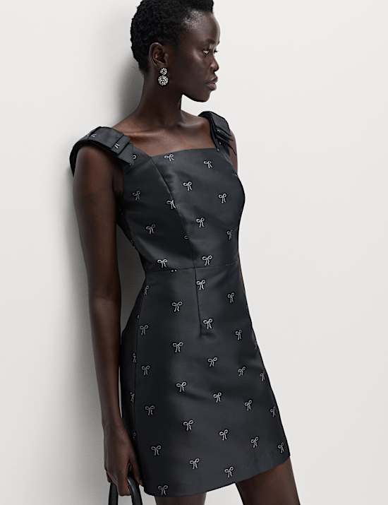 Robe mini ajustée à la taille avec détail nœud