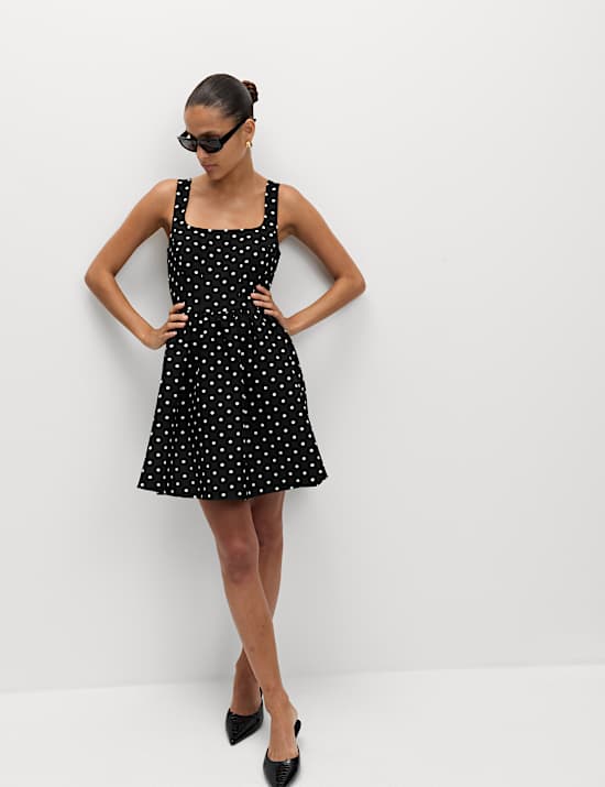 Tailliertes Minikleid mit eckigem Ausschnitt