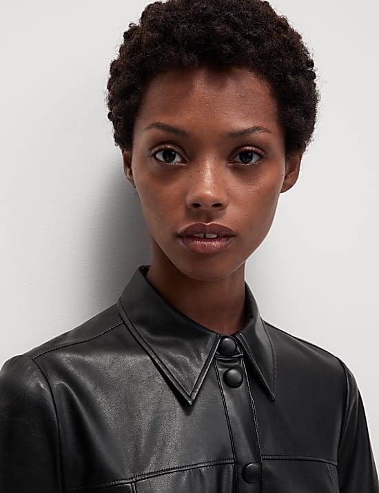 Midaxi-Shirtkleid aus Kunstleder mit Gürtel