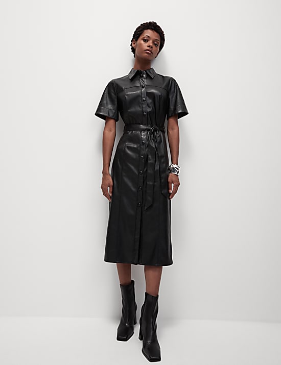 Midaxi-Shirtkleid aus Kunstleder mit Gürtel