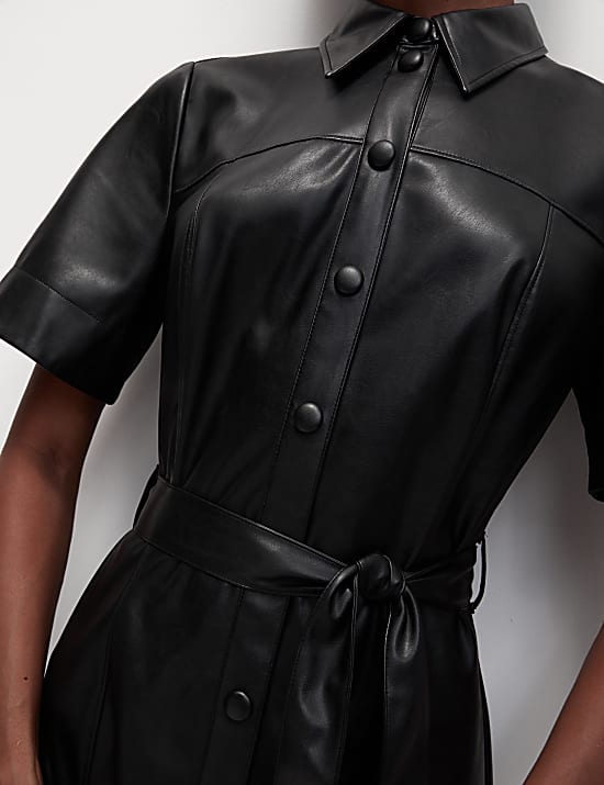 Midaxi-Shirtkleid aus Kunstleder mit Gürtel