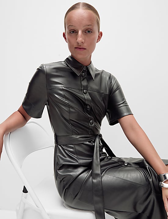 Midaxi-Shirtkleid aus Kunstleder mit Gürtel