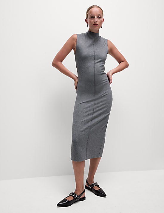 שמלת פונטה בגזרה ישרה וצמודה באורך מידי