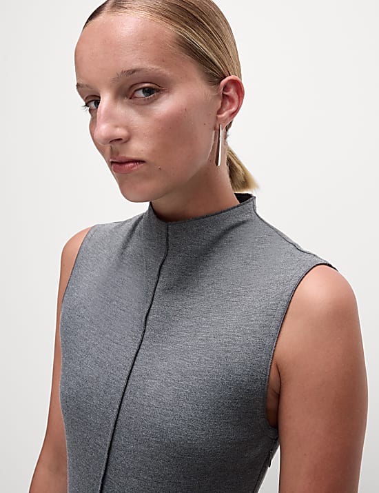 שמלת פונטה בגזרה ישרה וצמודה באורך מידי