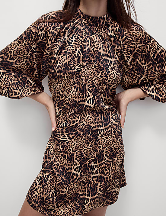 שמלה רב-עונתית באורך מיני עם הדפס חיות וקשירה בצווארון