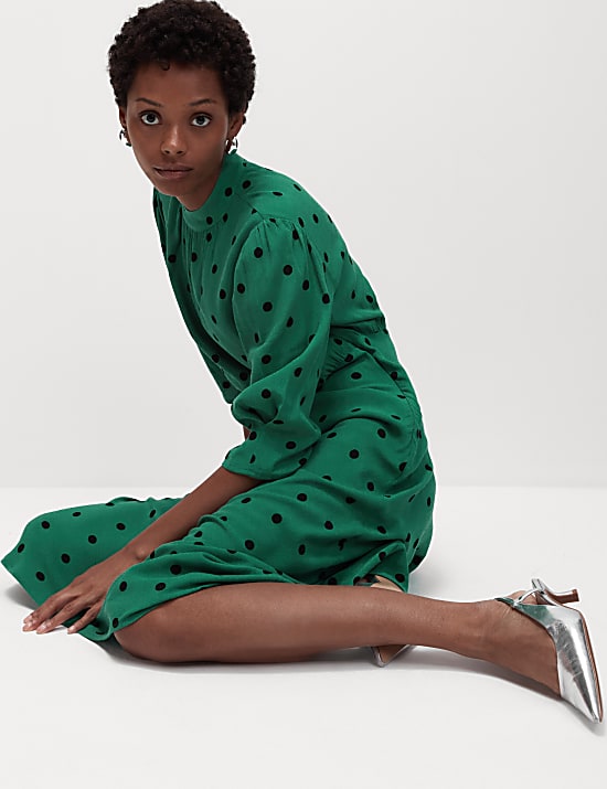 שמלת תה באורך מידקסי עם צווארון גבוה והדפס