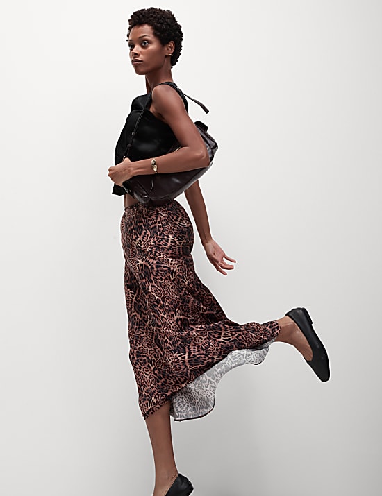 Falda larga satinada estilo combinación con estampado animal