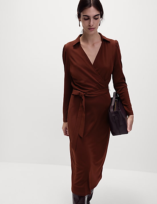 שמלת מעטפת באורך מידקסי בגזרה ישרה וצמודה מבד ג'רסי עם צווארון