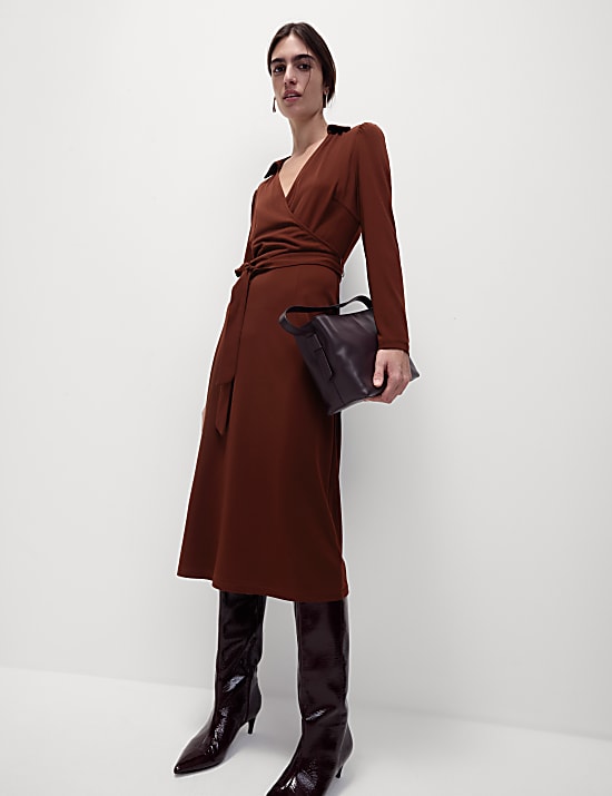 שמלת מעטפת באורך מידקסי בגזרה ישרה וצמודה מבד ג'רסי עם צווארון