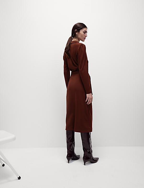 שמלת מעטפת באורך מידקסי בגזרה ישרה וצמודה מבד ג'רסי עם צווארון