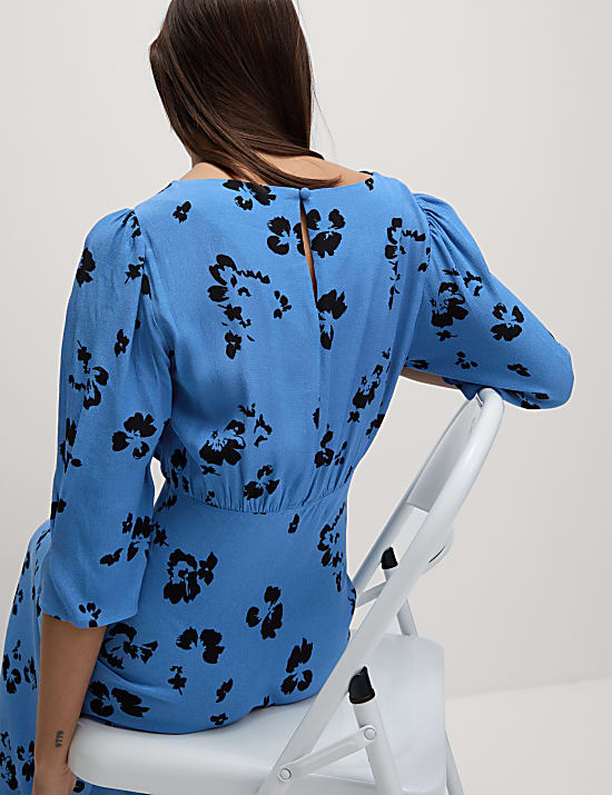 Alledaagse midaxi-jurk met ronde hals en bloemmotief