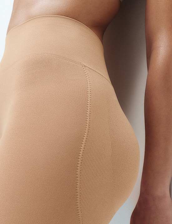 Cool Comfort&trade; Seamless Bum Boosting Shorts