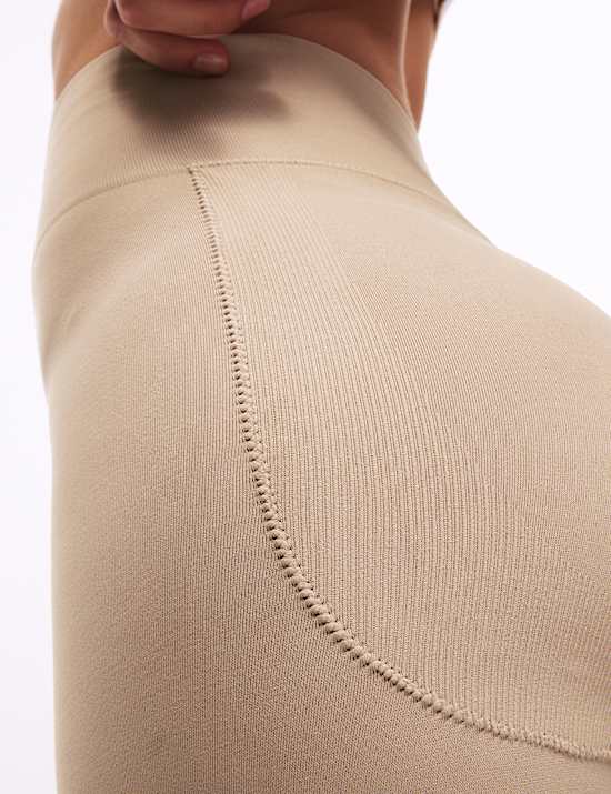 Short sans coutures effet galbant, doté de la technologie Cool Comfort™