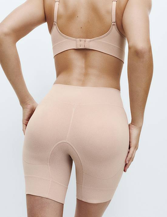 Cool Comfort&trade; Seamless Bum Boosting Shorts