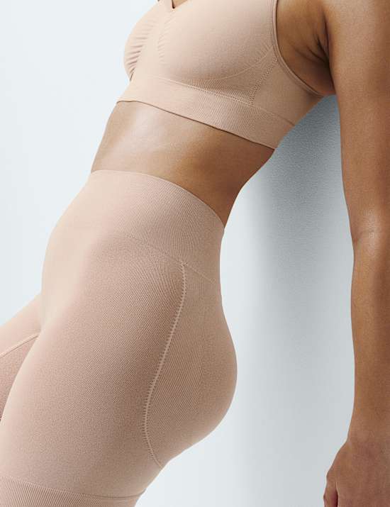 Cool Comfort&trade; Seamless Bum Boosting Shorts