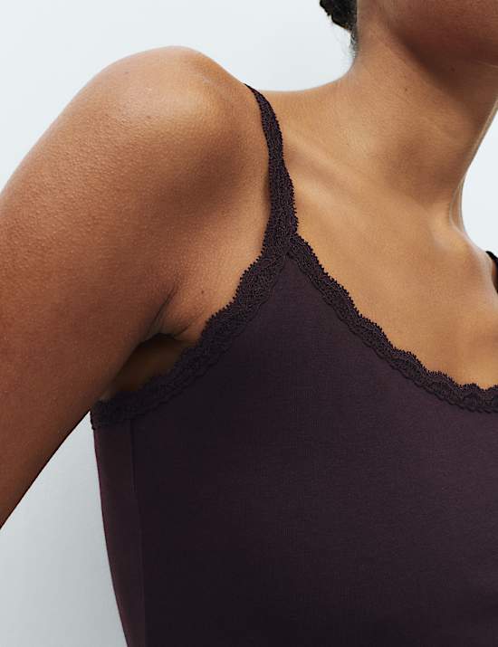 מארז 3 גופיות עשירות בכותנה בעיטור תחרה