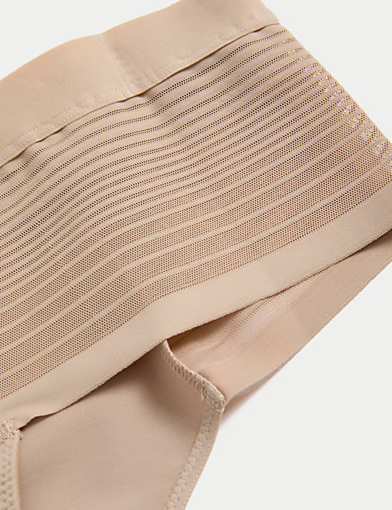 Silně zpevňující bezešvá tanga Body Define™