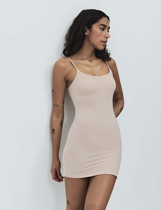 קומבניזון סליפ מיני Body Soft&trade;&lrm; באפקט מחליק עם טכנולוגיית Flexifit&trade;&lrm;