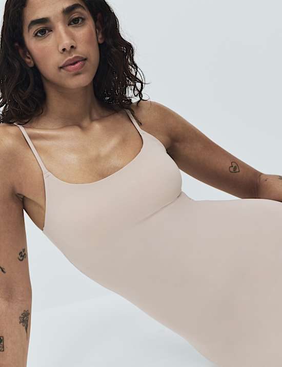 קומבניזון סליפ מיני Body Soft&trade;&lrm; באפקט מחליק עם טכנולוגיית Flexifit&trade;&lrm;