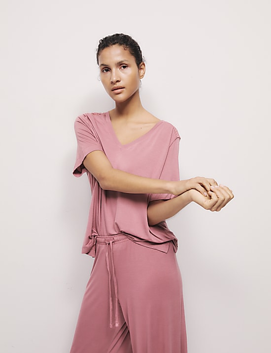 Parte de abajo de pijama Body Soft&trade; de pernera ancha con adorno de encaje