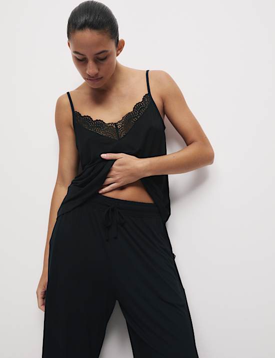 Parte de abajo de pijama de pata ancha y detalle de encaje