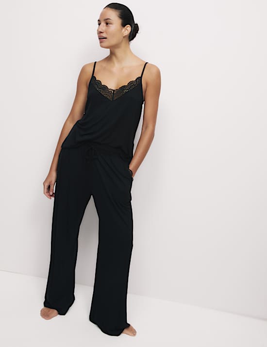 Parte de abajo de pijama de pata ancha y detalle de encaje