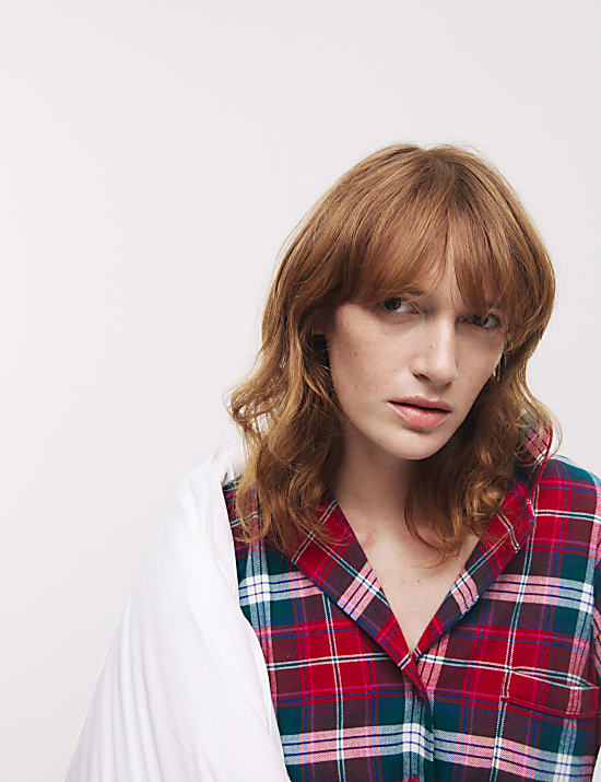 Geruite, matchende damespyjama met kerstmotief