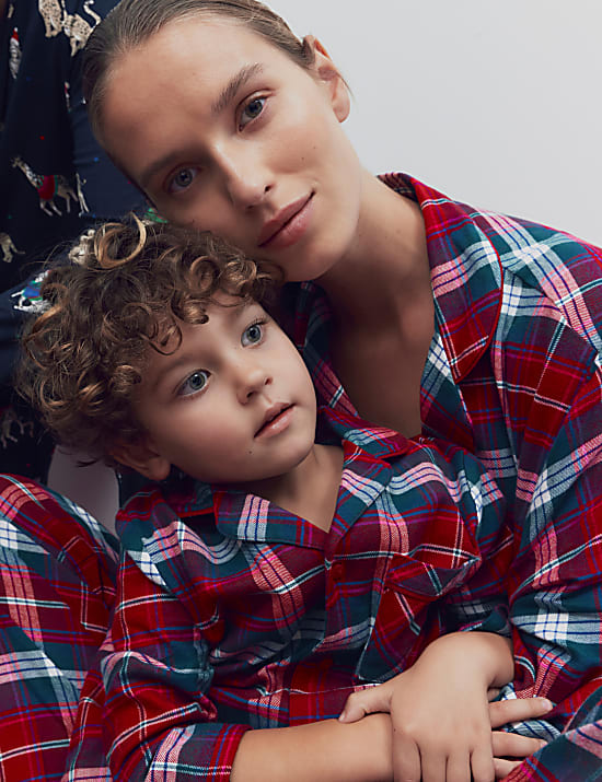 Geruite, matchende damespyjama met kerstmotief