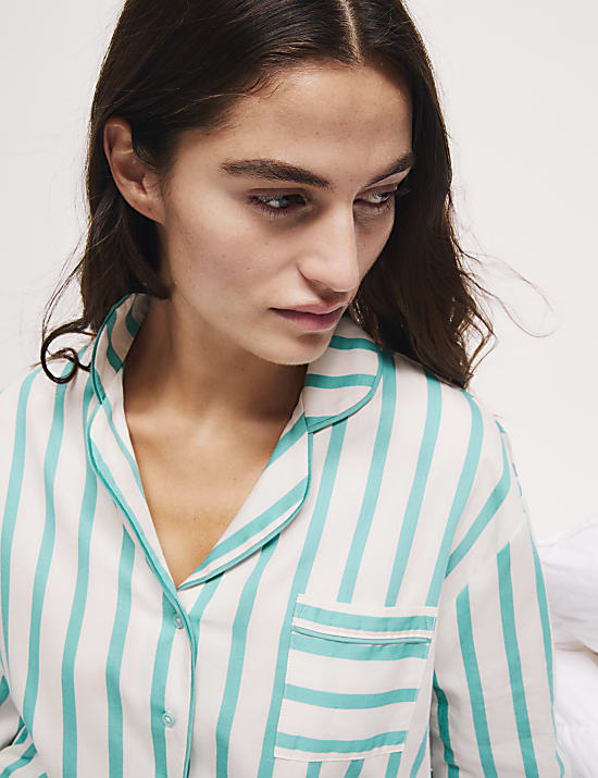 Damespyjama met zuurstokstrepen en kerstmotief