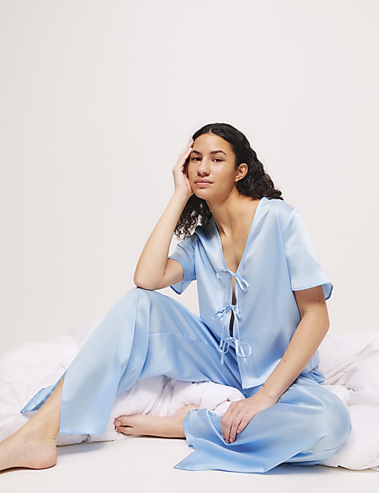 Schlafanzugset mit Dream Satin&trade; Technologie und Bindedetail vorne