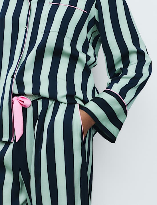 Σετ πιτζάμας ριγέ με γυριστό γιακά και φαρδιά μπατζάκια