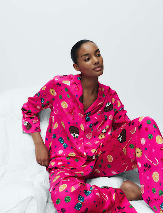 Conjunto de pijama de satén con comida navideña