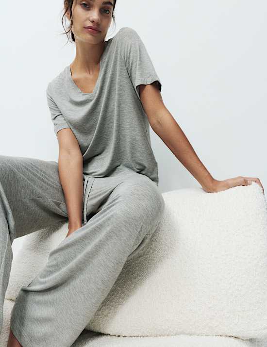 Ensemble pyjama en viscose orné de dentelle