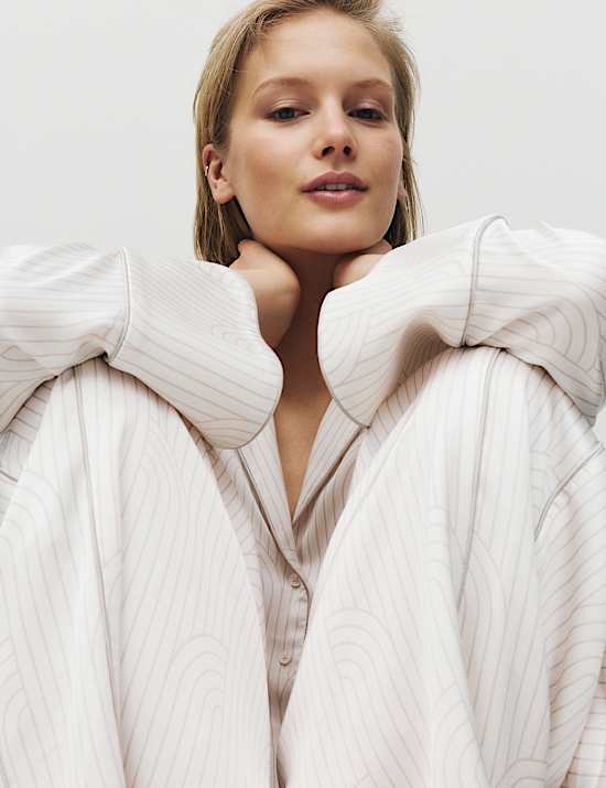 Premium satijnen pyjama met platte kraag en geometrisch motief