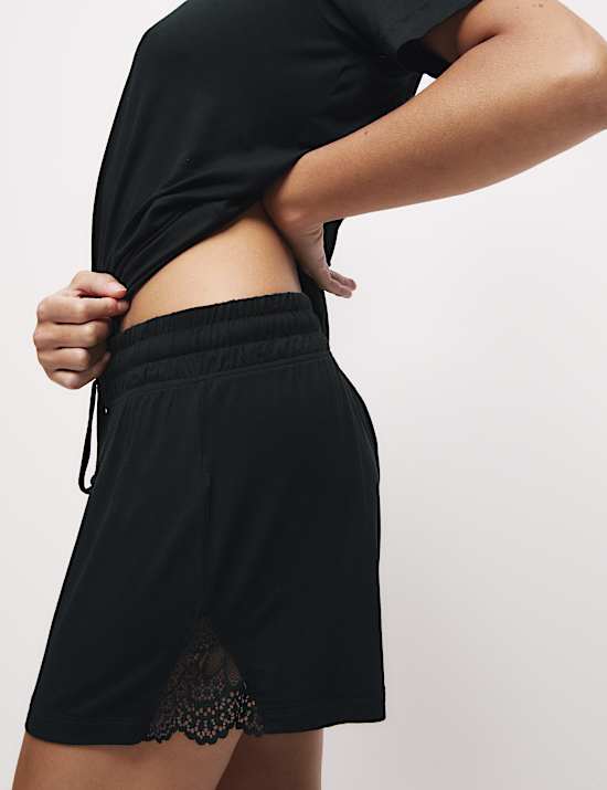 Pantalones cortos de pijama con detalle de encaje