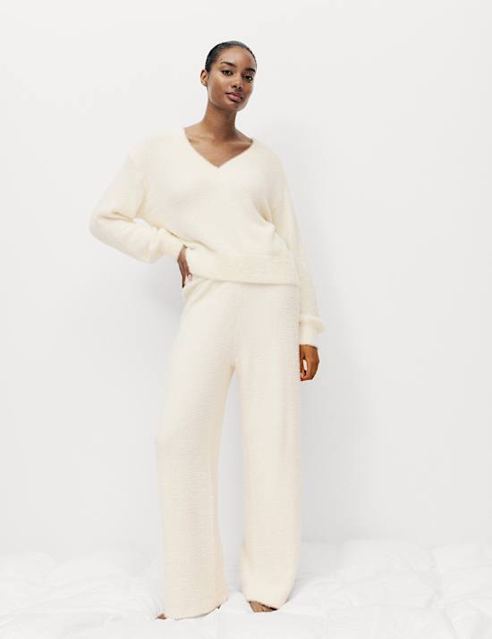 Pohodln&yacute; pleten&yacute; p&eacute;řov&yacute; pyžamov&yacute; top s v&yacute;střihem do V