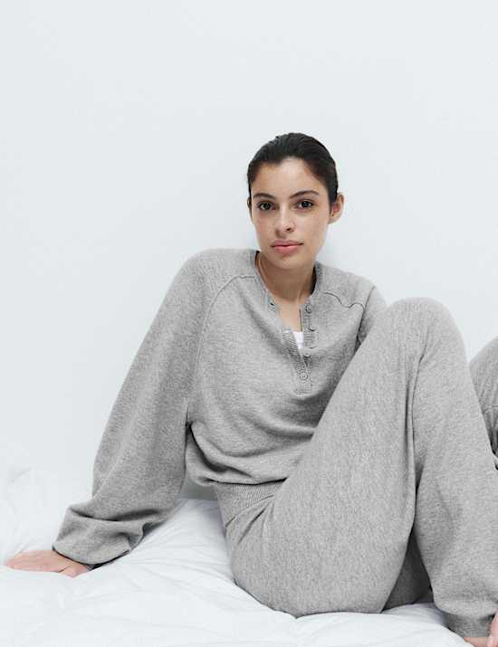 Gestrickter Lounge-Pullover im Henley-Stil in &Uuml;bergr&ouml;&szlig;e