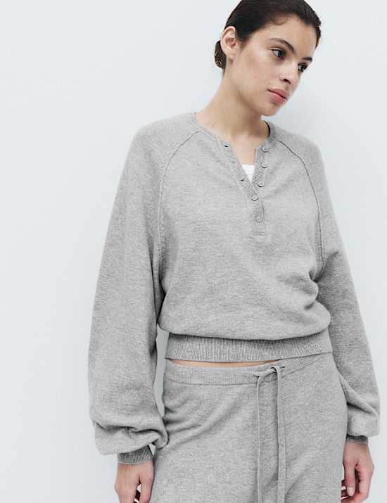 Gestrickter Lounge-Pullover im Henley-Stil in &Uuml;bergr&ouml;&szlig;e