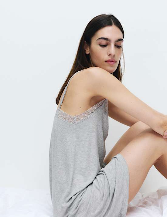 Camis&oacute;n con ribete de encaje