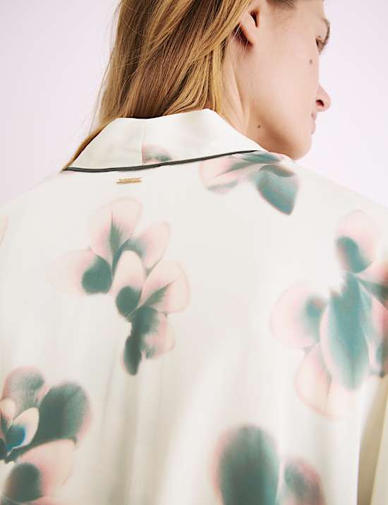 Robe de chambre en satin &agrave; manches larges et motif fleuri