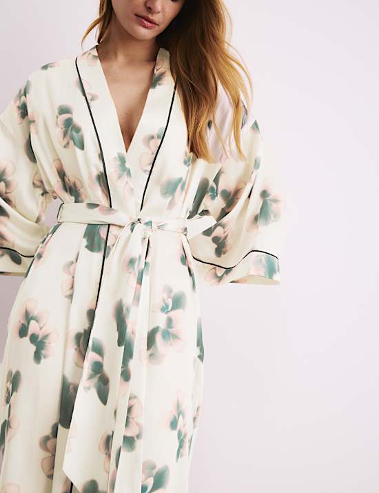 Robe de chambre en satin &agrave; manches larges et motif fleuri