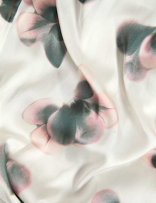 Robe de chambre en satin &agrave; manches larges et motif fleuri