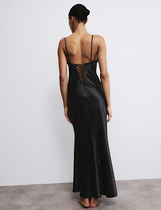 Nuisette longue en satin &agrave; bretelles et bordure en dentelle