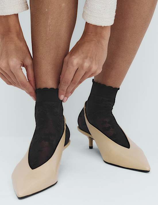 Socquettes orn&eacute;es de dentelle fleurie