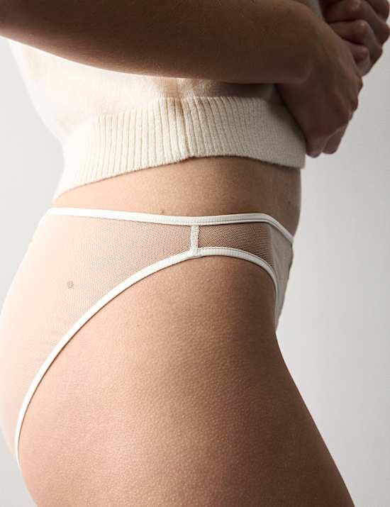 Culotte coupe &eacute;chancr&eacute;e en satin et filet