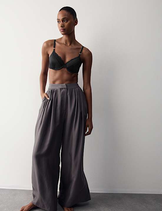 Soutien-gorge en dentelle et soie &agrave; armatures, bonnets embo&icirc;tants A &agrave; E
