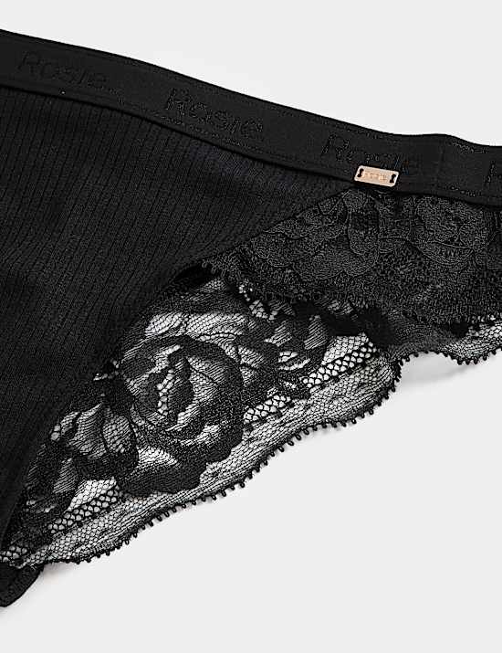 Tanga coupe confortable à motif côtelé, orné de dentelle
