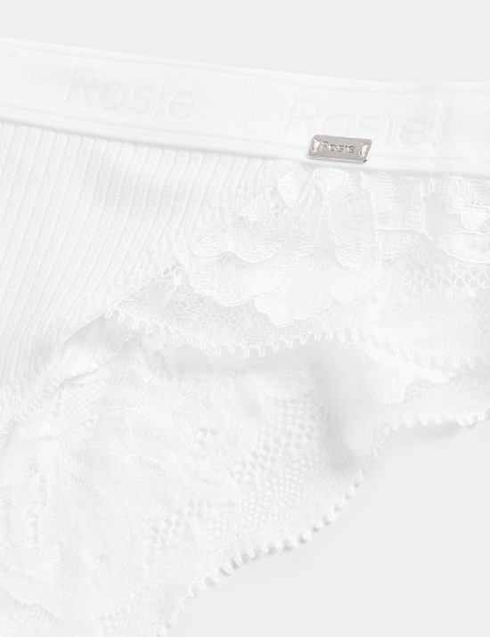 Tanga coupe confortable à motif côtelé, orné de dentelle