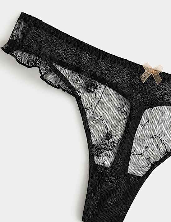 Helena Tanga mit Stickerei